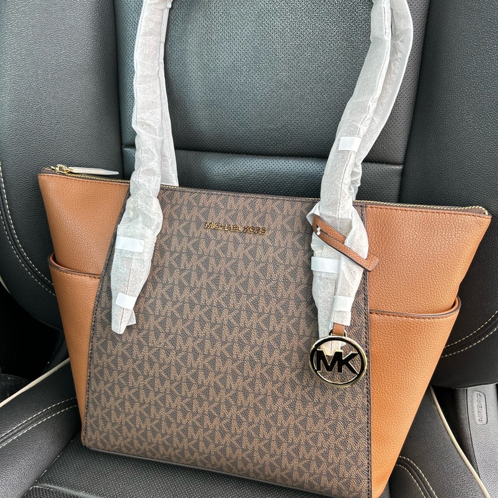 Micheal Kors Charlotte zip tote